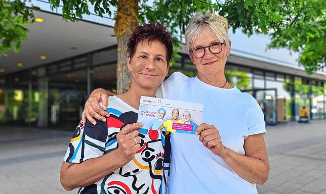 Martina Obergfell (rechts) vom Schwarzwald-Baar-Klinikum hat Claudia Behrendt-Mey vor drei Jahren auf den Kosmetikkurs aufmerksam ...