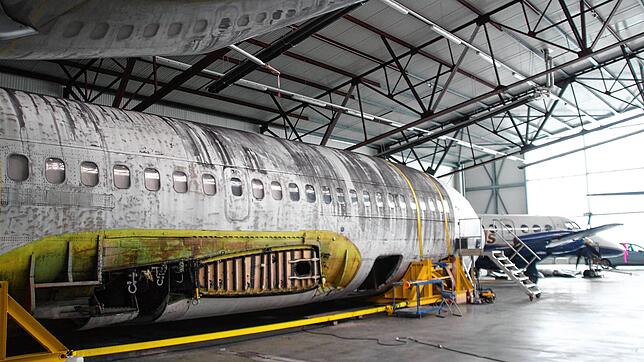 Seit September 2017 lagern die Teile der &bdquo;Landshut&ldquo;, die restauriert werden soll, in einem Hangar am Häfler Flughafen.