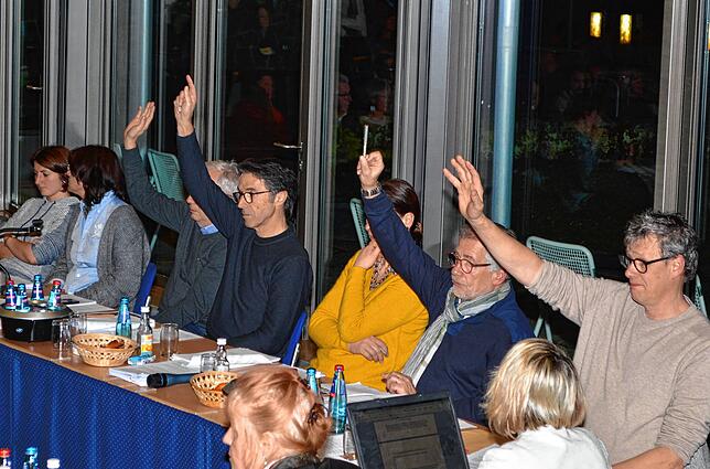 Mit zehn zu fünf Stimmen beschließen die Gemeinderäte am 19. Februar die Ansiedlung der beiden Märkte.