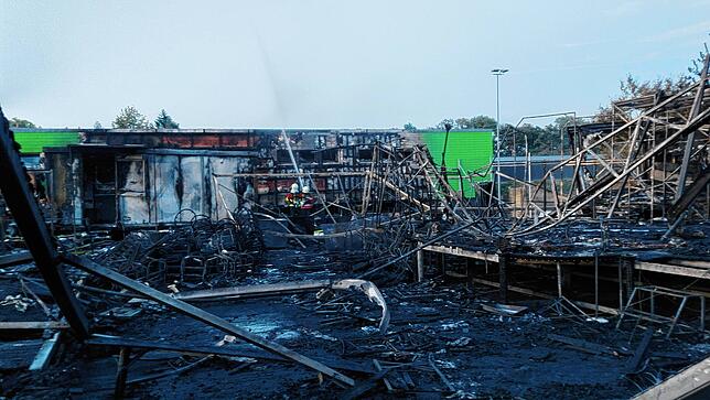 Ein Teil der abgebrannten Wagen und der Bühne.