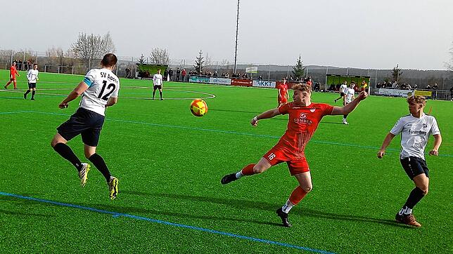 Nach einem Abwehrversuch von SV Aasens Kapitän Manuel Hall (links) versucht Lars Rohrer (Mitte) vom FC Pfaffenweiler den Ball artistisch ...