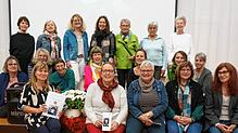 Besucherinnen bei der Eröffnungsveranstaltung der diesjährigen Frauenaktionswochen im Katholischen Gemeindehaus Waldshut mit (vorne von ...