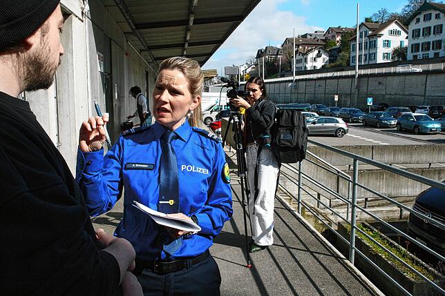 Ariane Schaeppi Hofstetter, Schaffhausens Kripo-Chefin, im Gespräch mit Medienleuten.
