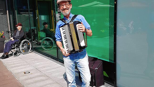 Die Seniorinnen und Senioren vom Margarete-Blarer-Haus im Paradies schunkelten mit zur Akkordeonmusik und Gesang von Philipp Heizmann.