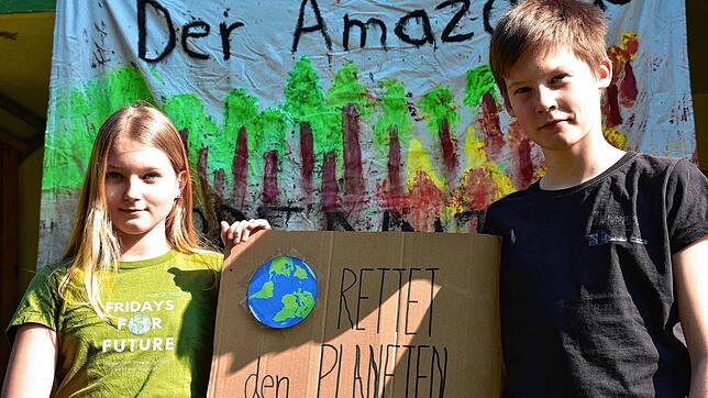 Josua und Ellen von den Rickenbacher &bdquo;Klima-Kids&ldquo; organisierten mit Freunden 2019 &bdquo;Fridays for ...
