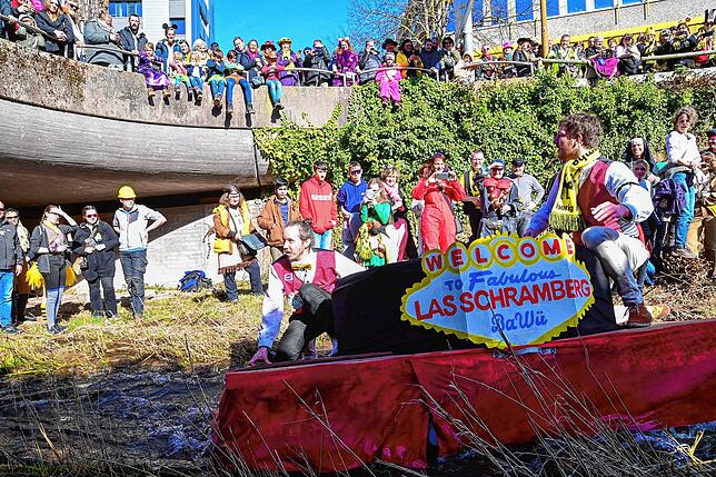 Bild 28: Bach-Na-Fahrt: Zehntausende Zuschauer bejubeln mutige Narren