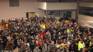 Mit gut 300 Protestierenden gut gefüllt war die neue, mit Fußbodenheizung gewärmte Montagehalle des Schwenninger Unternehmers Markus ...