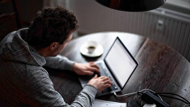 Trotz Krankschreibung zurück an den Laptop oder ins Büro? Diese Regeln müssen Arbeitnehmer beachten.