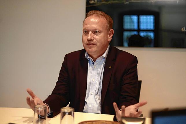 Jan Zeitler, Oberbürgermeister von Überlingen, beim SÜDKURIER-Interview in seinem Dienstzimmer.