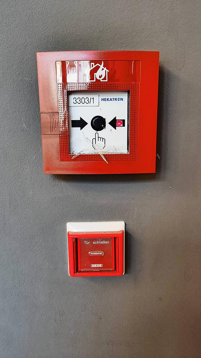 Beim Feueralarm im Eingangsbereich des Hallenbades wurde die Scheibe eingeschlagen und der Alarmknopf gedrückt.