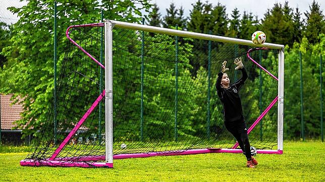 Eine junge Torhüterin steht zwischen den Pfosten des „GirlsGoal“ und wehrt den Ball ab. Das Tor wird bei Fußball-Camps in Heudorf und ...