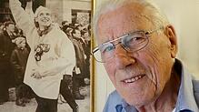 Adolf Bornhauser ist im Alter von 92 Jahren gestorben. Diese Archiv-Aufnahme zeigt ihn neben einem Foto, das an sein Engagement in und ...