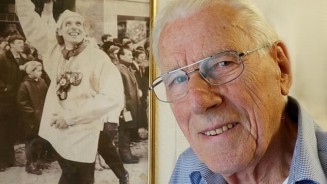 Adolf Bornhauser ist im Alter von 92 Jahren gestorben. Diese Archiv-Aufnahme zeigt ihn neben einem Foto, das an sein Engagement in und ...