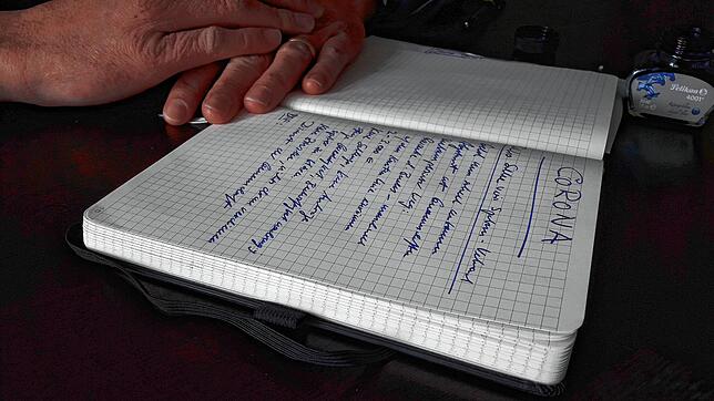Da steckt Politik drin: In dieser Kladde stehen die wichtigsten Namen und Notizen. Das Tintenfass oben rechts ist keine Deko – ...