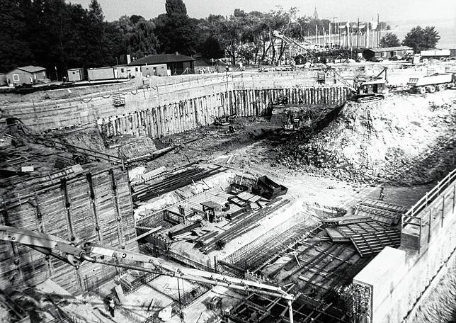 Die damals tiefste Baustelle Friedrichshafens: Auf dem Gelände des Kurgartenhotels wurden mehr als 20 Meter tiefe Löcher in den Boden ...