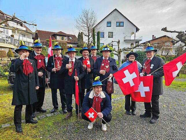 Bild 20: Schmotziger Dunschtig: Die Narren ziehen in Immenstaad durch die Straßen