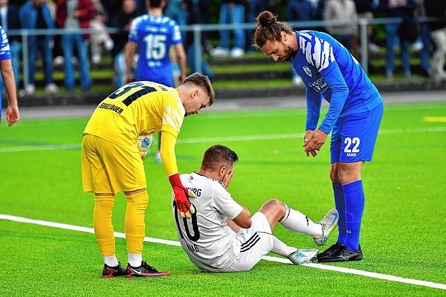 Dauerläufer muss einstecken: Kapitän Sandro Knab (Mitte) ackerte und rackerte beim 4:4 des SV 08 Laufenburg in Weil. Hier kümmern sich ...