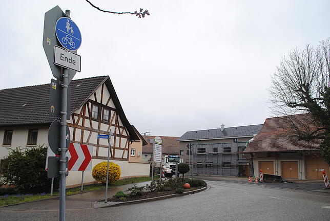 In der Kurve der B 34 in Oberlauchringen bei der Kreuzung zur Kirchstraße endet der Radweg aus Richtung Klettgau.