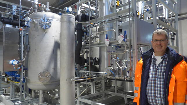 Hier im Inneren der Anlage entsteht Wasserstoff: Stefan Ficht, Leiter der Power-to-Gas-Anlage des Energiedienstes beim Wasserkraftwerk ...