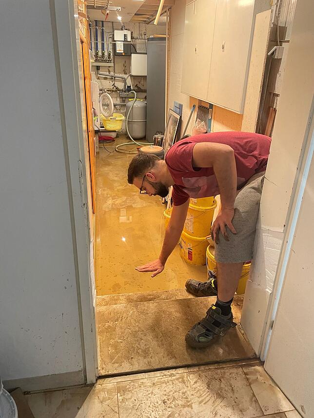 Pius Speicher war die ganze Nacht im Einsatz. Der gesamte Keller stand rund 40 Zentimeter unter Wasser.
