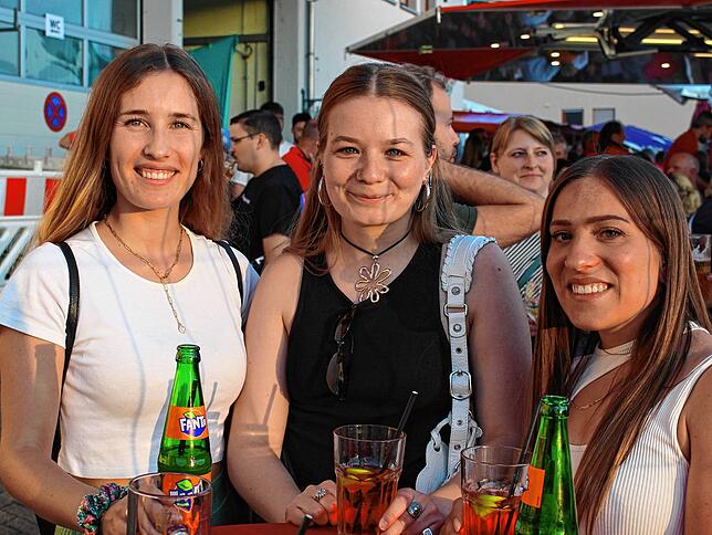 Das junge Trio genoss die tolle Festplatzstimmung.