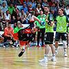 Der Konstanzer Kreisläufer Michel Stotz erzielt einen seiner zwei Treffer in Hildesheim. Nach der 35:38-Niederlage nimmt er mit seiner ...