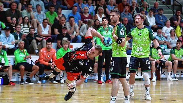 Der Konstanzer Kreisläufer Michel Stotz erzielt einen seiner zwei Treffer in Hildesheim. Nach der 35:38-Niederlage nimmt er mit seiner ...