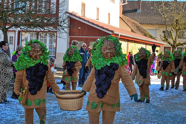 Die Erzinger Rebfüdle mit ihren kunstvoll geschnitzten Masken.