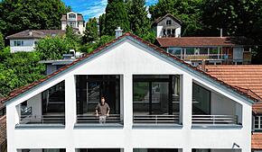 Am Mantelhafen in Überlingen steht diese Immobilie. Die Dachgeschosswohnung ist für drei Millionen Euro zu haben.