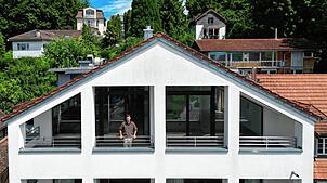 Am Mantelhafen in Überlingen steht diese Immobilie. Die Dachgeschosswohnung ist für drei Millionen Euro zu haben.