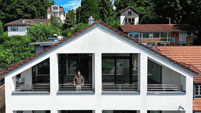 Am Mantelhafen in Überlingen steht diese Immobilie. Die Dachgeschosswohnung ist für drei Millionen Euro zu haben.