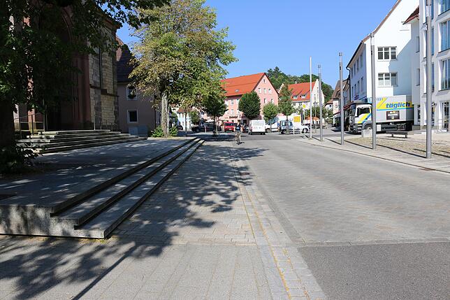 Vor der Kirche wird gerne der Gehweg zugeparkt. Viele Bürger wünschen sich einen Stadtsheriff, der für Ordnung sorgt.