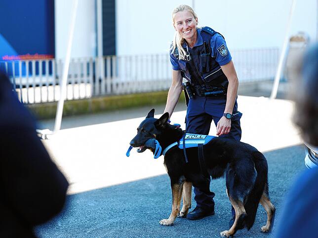 Melanie Tegge ist mit ihrem vierjährigen Schäferhund mit von der Partie. Er ist als Spürhund auf die Durchsuchung von Personen nach ...