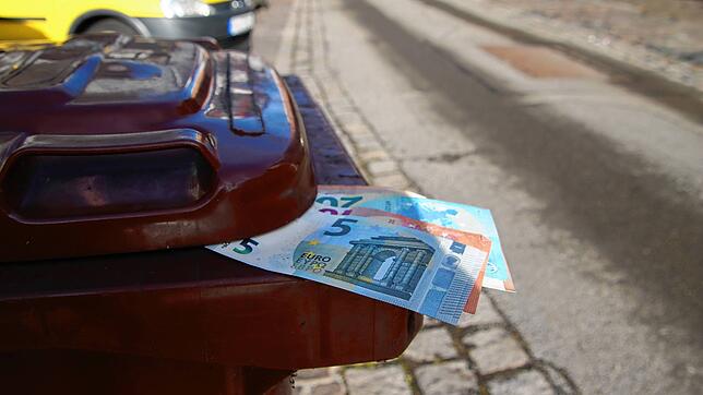 Dieses Geld ist im wahrsten Sinne des Wortes für die Tonne: In Stockach fallen 2023 teils deutlich höhere Müllgebühren an.