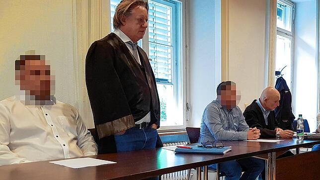 Die beiden mutmaßlichen Haupttäter, hier vor der Verhandlung am 21. Juni, haben über ihre Anwälte Wolfgang Hoppe und Sylvester Krämer ...