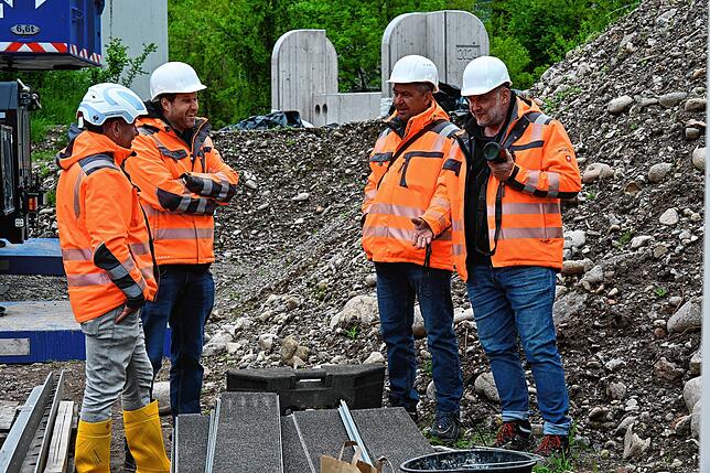 Bild 15: Brückenbau mit Nervenkitzel: Der Einbau der Neuwiesenbrücke für die Pendlerradroute P2