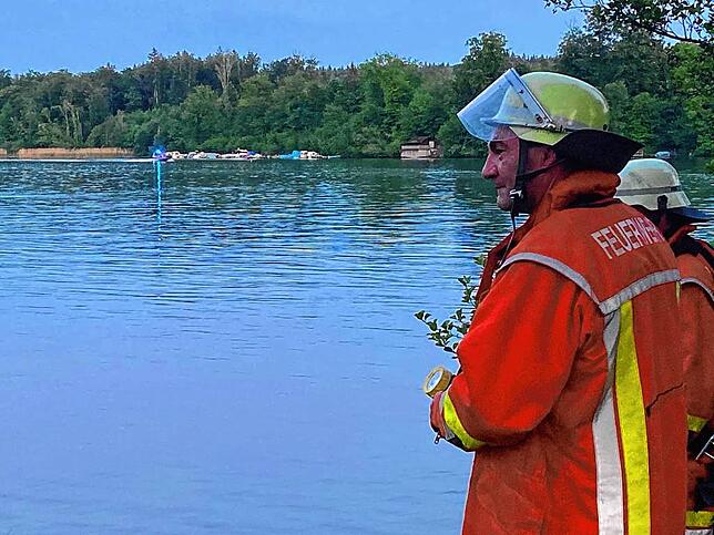 Rettungskräfte suchen am Dienstag, 17. Mai 2022, nach einer vermissten Person im Rhein bei Schwörstadt.