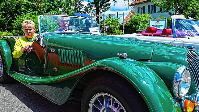 Rolf Wuchner und seine Frau Beate sitzen in ihrem Morgan. Der Oldtimerfan aus Neuhausen freut sich, dass er seinen Oldtimer im eigenen ...