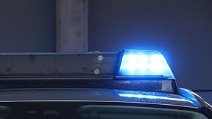 Nach Auskunft der Polizei ist auf der B31-neu einem Lkw ein Reifen geplatzt (Symbolfoto).