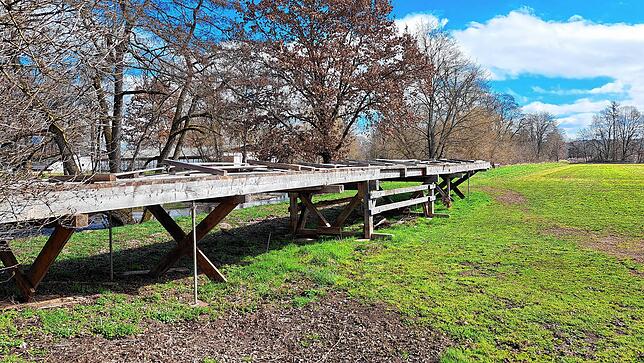 Diese Holzbrücke wird im September wieder über die Brigach gestellt. So werden Fahrbereich und Hauptstadion miteinander verbunden.