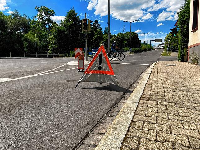 Betroffen von der Sperrung sind auch Straßen in der Umgebung des eigentlichen Fundorts. Im Hintergrund die Brücke der Vockenhauser Straße.