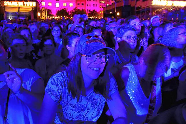 Am Finaltag des Festivals Stars in Town auf dem Herrenacker inmitten der Altstadt von Schaffhausen befubelten über 6000 Fans die ...
