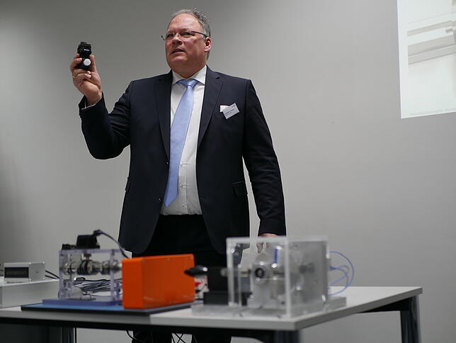Geschäftsführer Michael Schwabe stellt beim Unternehmergespräch eine neue Errungenschaft des Unternehmens vor: einen mechanischen ...