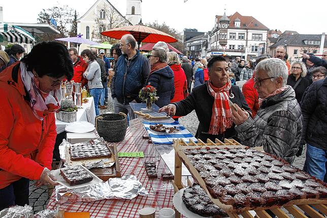Auch beim Martinimarkt auf dem Rathausplatz war jede Menge los. Der Martinimakrt fand zeitgleich mit dem Verkaufsoffenen Sonntag in der ...