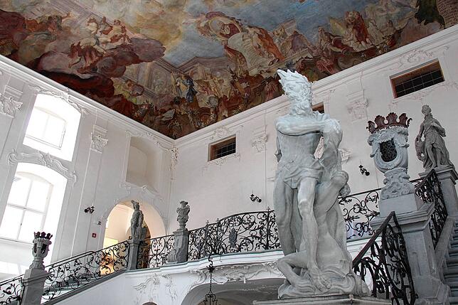 Der Treppenaufgang im Neuen Schloss in Meersburg mit einem Werk von Balthasar Neumann.
