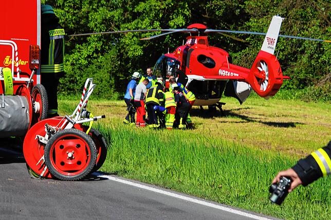 Der schwer verletzte Fahrer wurde zum Hubschrauber gebracht.