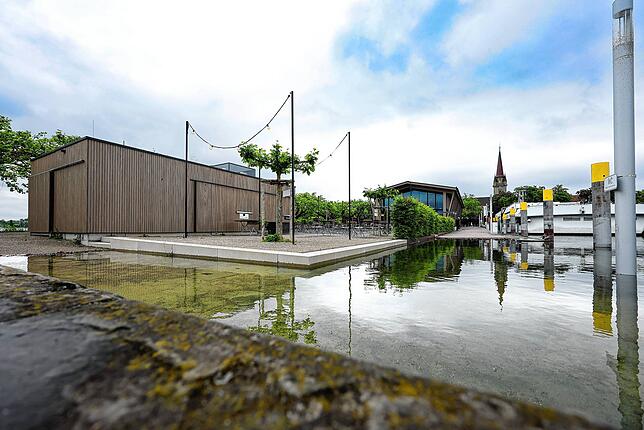 Das Wasser steigt: An der Radolfzeller Mole fehlt nicht mehr viel, bis der Bodensee die Gebäude erreicht.