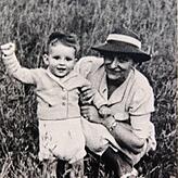 Mit ihrer Mutter, die nach dem Tod des Vaters 1946 vier Kinder alleine groß zog.