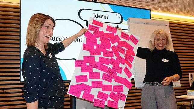 Die Citymanagerinnen Carina Kirves (links) und Monika Studinger freuen sich über viele kreative Ideen, die vielfach auf Postits ...
