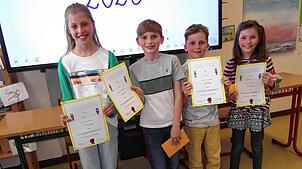Sieger des Vorlesewettbewerbs (v. l.): Nele Gutmann (4.¦Klasse), Luis Reichhart (3.¦Klasse), Tom Grüninger (2.¦Klasse) und Emely Hettich ...